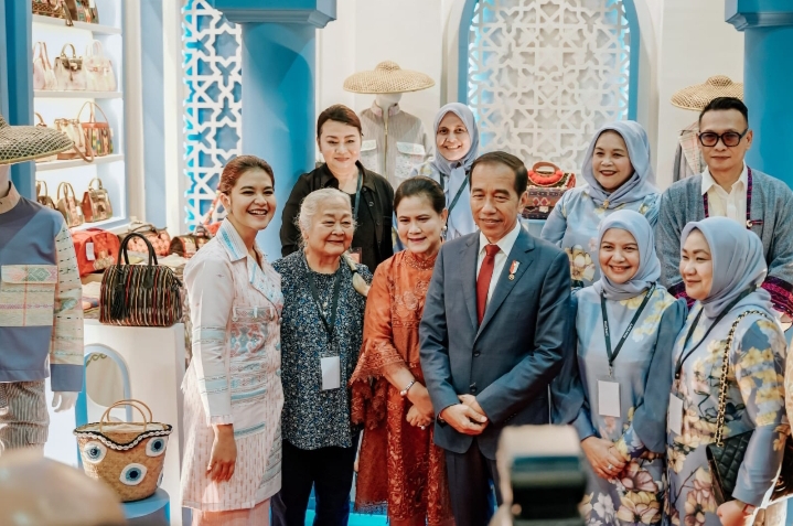Presiden dan Ibu Negara Kunjungi Stand Dekranasda Kota Medan di INACRAFT 2024