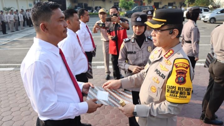 Kapolrestabes Medan Berikan Penghargaan kepada 26 Personil Berprestasi