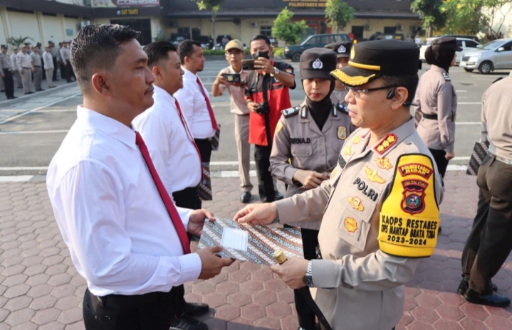 Kapolrestabes Medan Berikan Penghargaan kepada 26 Personil Berprestasi