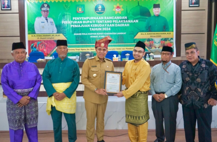 Serius Pemajuan Kebudayaan Daerah, Pj.Bupati Langkat Wajibkan ASN Pakai Teluk Belanga di Hari Jumat