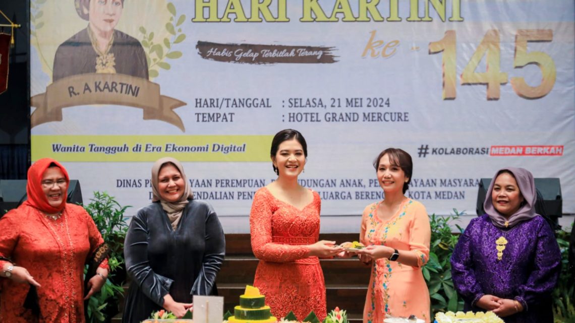Fashion Show Kebaya Nasional Kader PKK Medan Warnai Peringatan Hari Kartini