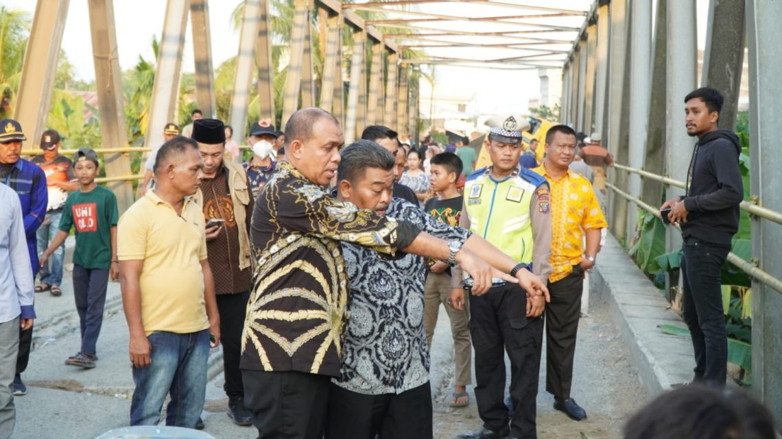 Pj. Bupati Langkat Tinjau “Titi Besi” Roboh di Batang Serangan