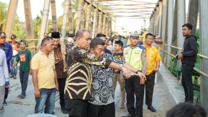 Pj. Bupati Langkat Tinjau “Titi Besi” Roboh di Batang Serangan