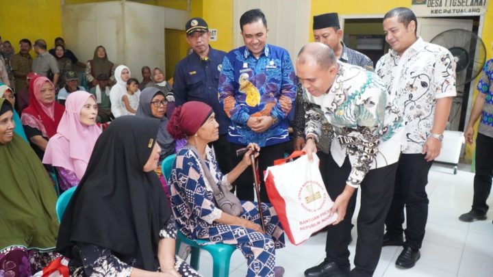 Pj. Bupati Langkat Serahkan 122 Paket Sembako Bantuan Presiden RI