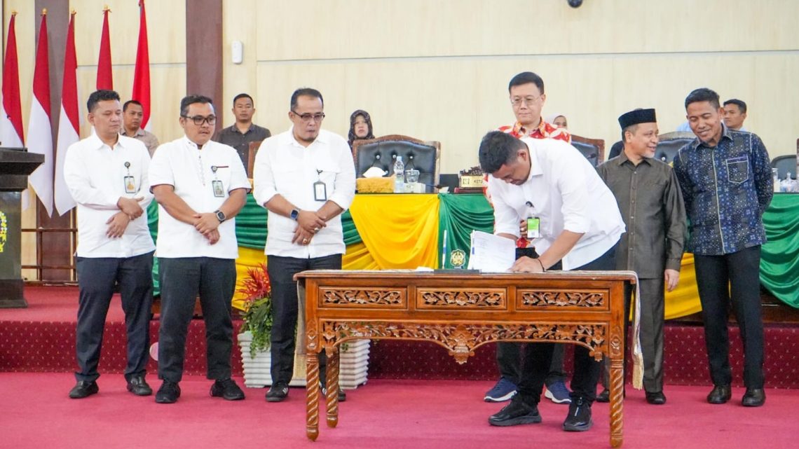Bobby Nasution Tandatangani Kesepakatan KUAPPAS APBD Kota Medan 2025