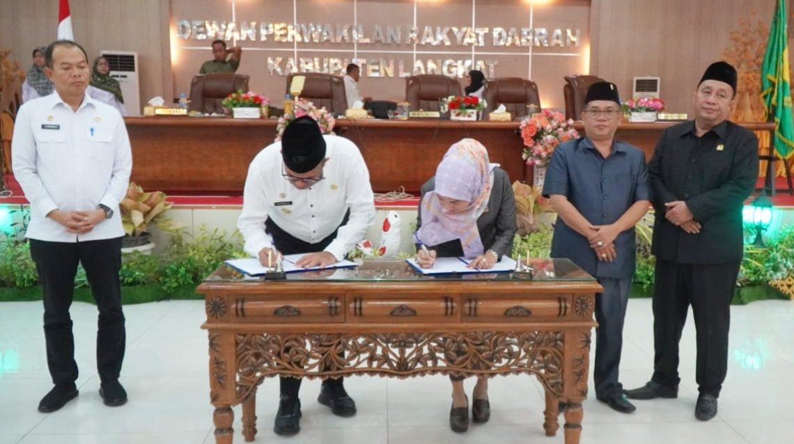Pj. Bupati Langkat Hadiri Paripurna Pengesahan Perda Bangunan Gedung dan RPJPD 2025 – 2045