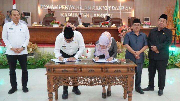 Pj. Bupati Langkat Hadiri Paripurna Pengesahan Perda Bangunan Gedung dan RPJPD 2025 – 2045