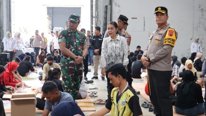 Ketua KPU Medan Tinjau Penyortiran dan Pelipatan Kertas Suara