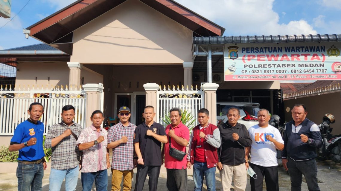 Ketua Pewarta Polrestabes Medan Berbagi Sembako kepada Anggota