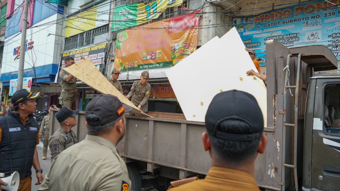 Menyalahi Aturan, Sejumlah Ruko Tempat Usaha di Medan Petisah Ditertibkan