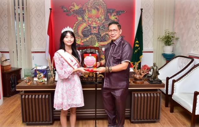 Ketua DPRD Medan Terima Juara Best Photogenic Miss Tionghoa 2024