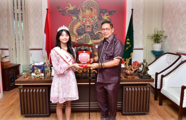 Ketua DPRD Medan Terima Juara Best Photogenic Miss Tionghoa 2024