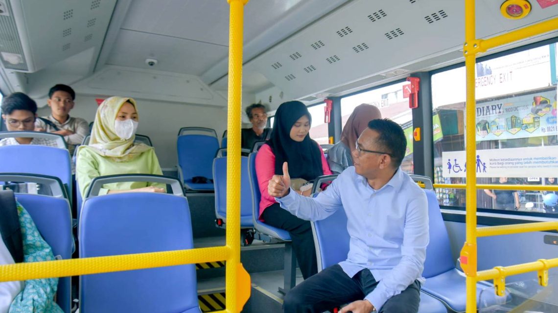 Berangkat ke Kantor, Wakil Wali Kota Medan Zakiyuddin Harahap Gunakan Bus Listrik