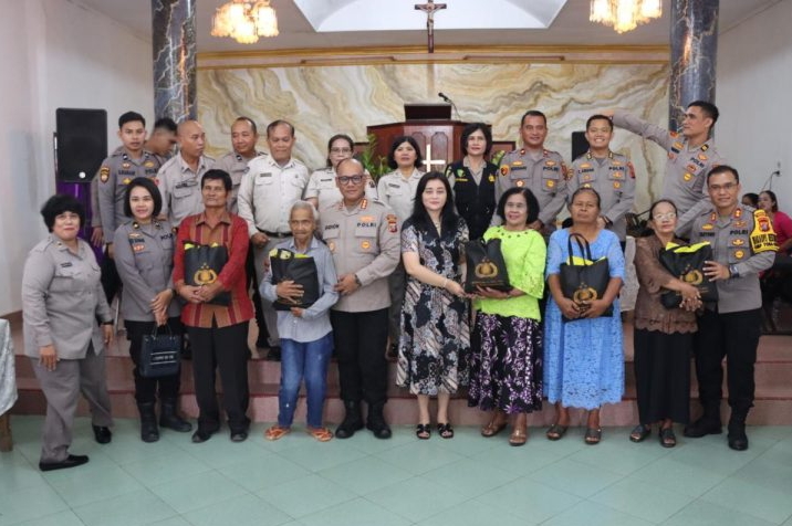 Minggu Kasih, Kapolrestabes Bersama Ketua Bhayangkari Medan Bagikan Sembako dan Sediakan Layanan Kesehatan Gratis