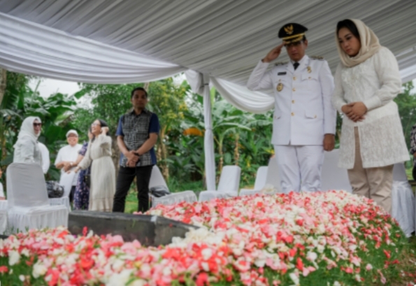 Usai Dilantik Sebagai Wali Kota, Rico Waas Ziarah Makam Sang Ayah
