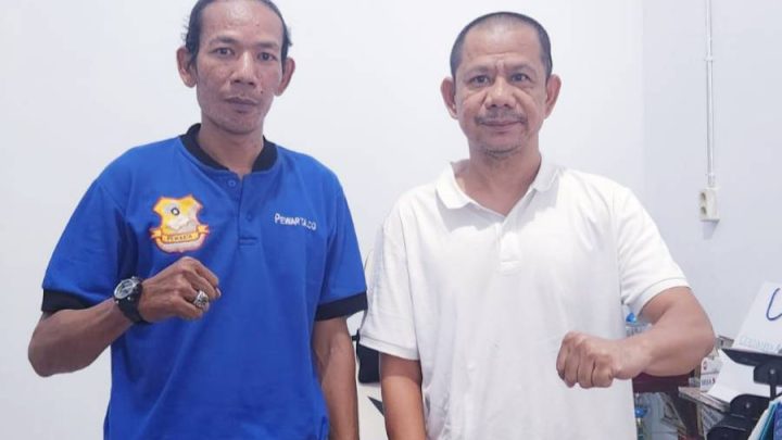 Ketua Pewarta Serahkan Sembako di Jumat Barokah