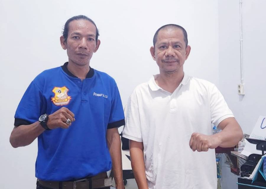 Ketua Pewarta Serahkan Sembako di Jumat Barokah