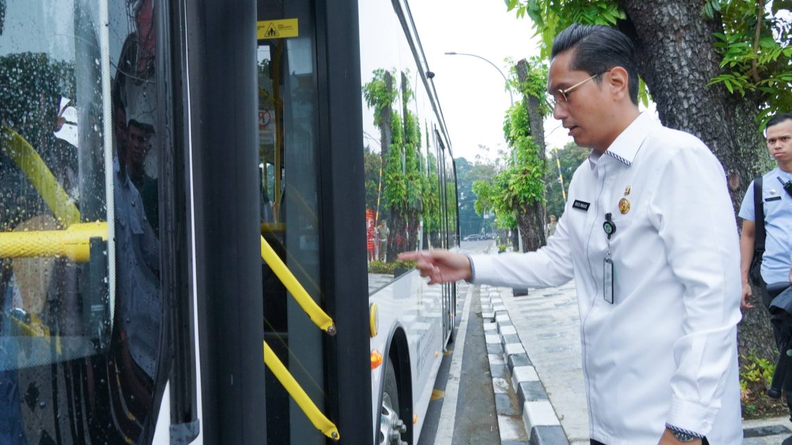 Dukung One Day No Car, Rico Waas Pergi Kerja Naik Bus Listrik