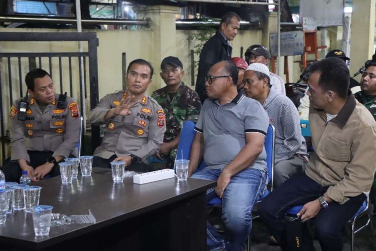Kapolrestabes Medan Ikut Ronda Malam di Posko Anti Tawuran Tegal Sari