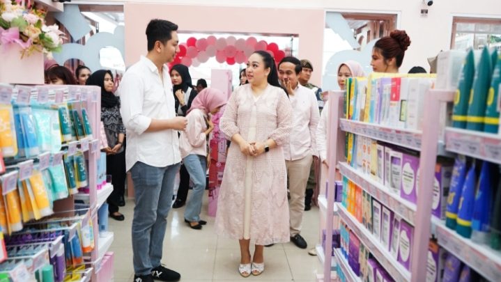 Ketua TP PKK Kota Medan Resmikan Miss Glam USU Store