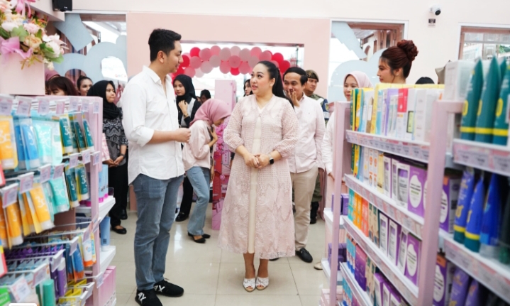 Ketua TP PKK Kota Medan Resmikan Miss Glam USU Store