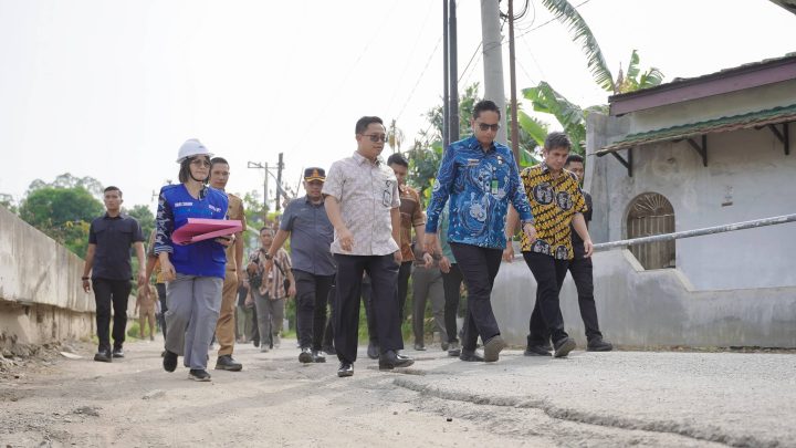 Dikeluhkan Rusak, Rico Waas Tinjau Jalan Danau Singkarak Gg Madrasah