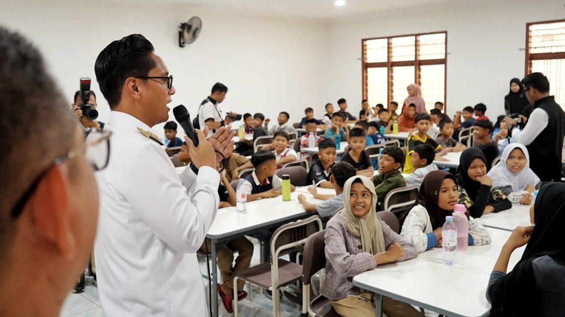 Tinjau Sekolah Rakyat Kota Medan, Rico Waas Ingatkan Siswa Rajin Belajar untuk Menggapai Cita-cita