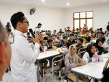 Tinjau Sekolah Rakyat Kota Medan, Rico Waas Ingatkan Siswa Rajin Belajar untuk Menggapai Cita-cita