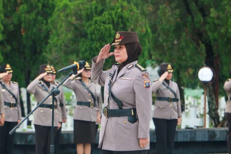 Polwan Polda Sumut Gelar Ziarah ke Taman Makam Pahlawan dalam Rangka Hari Jadi ke-77