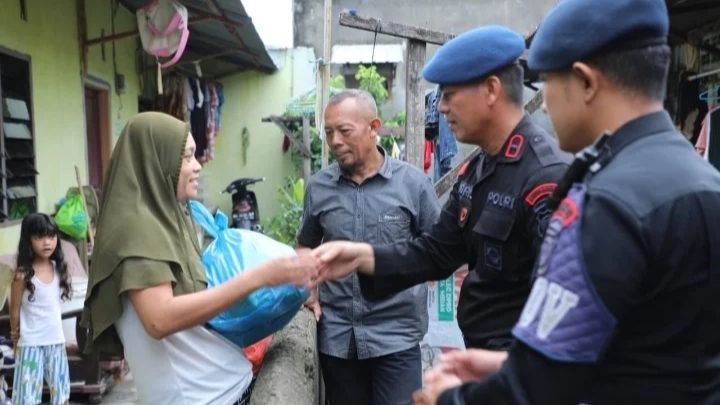 Satuan Brimob Polda Sumut Berbagi Sembako Jumat Berkah kepada Warga