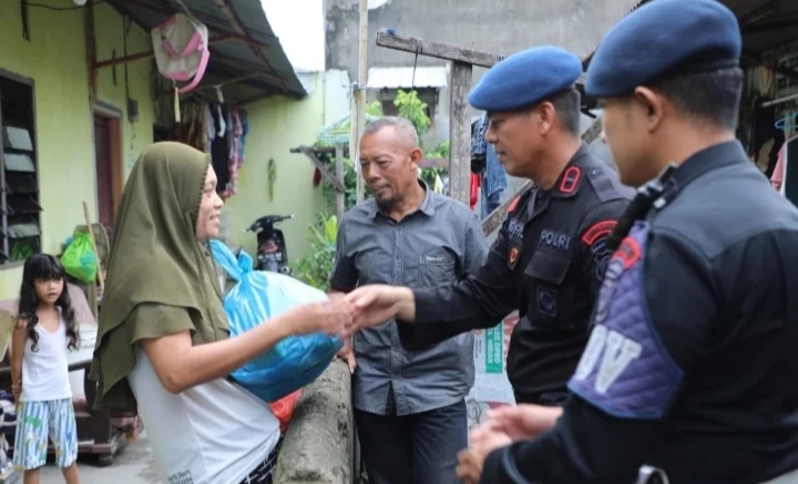 Satuan Brimob Polda Sumut Berbagi Sembako Jumat Berkah kepada Warga
