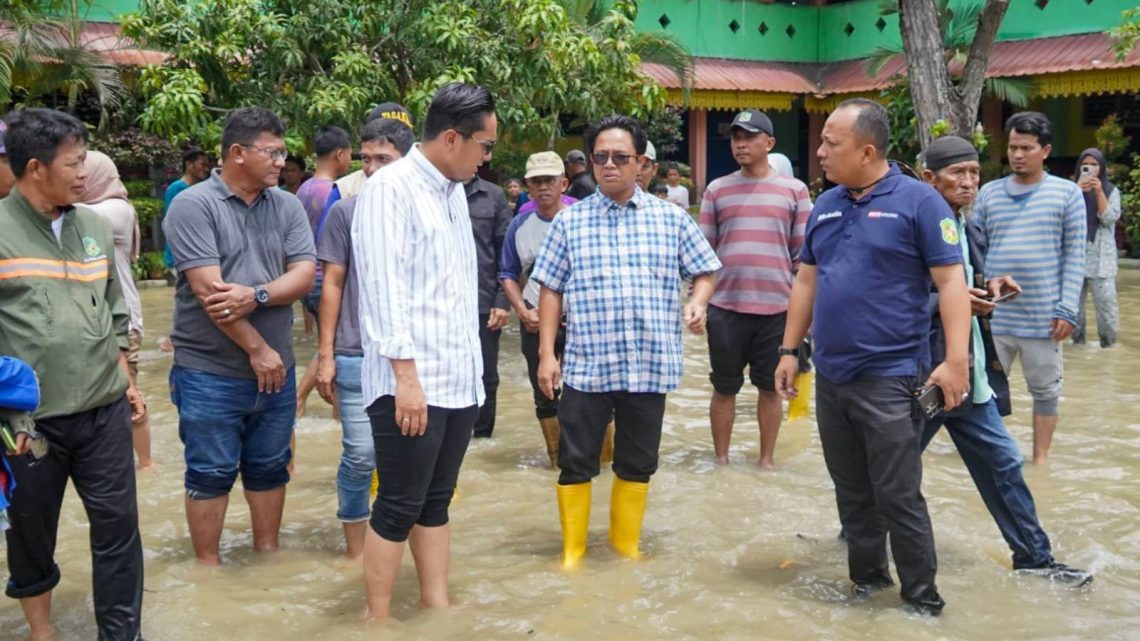 Rico Waas Kunjungi dan Salurkan Bantuan Logistik untuk Pengungsi Banjir