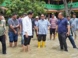 Rico Waas Kunjungi dan Salurkan Bantuan Logistik untuk Pengungsi Banjir