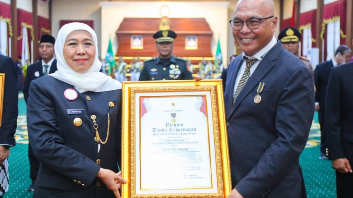 Ketua Umum PWI Pusat Akhmad Munir Terima Lencana Kehormatan “Jer Basuki Mawa Beya” dari Gubernur Jatim