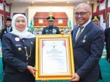 Ketua Umum PWI Pusat Akhmad Munir Terima Lencana Kehormatan “Jer Basuki Mawa Beya” dari Gubernur Jatim