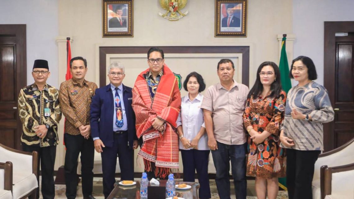 Rico Waas Disematkan Ulos Jemaat HKBP Resort Maranatha