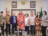 Rico Waas Disematkan Ulos Jemaat HKBP Resort Maranatha