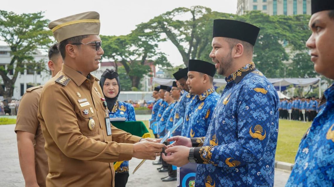 Rico Waas Serahkan 8.533 SK PPPK Paruh Waktu Pemko Medan