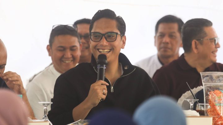 Warga Medan Tuntungan Keluhkan Banjir, Rico Waas Tawarkan Solusi