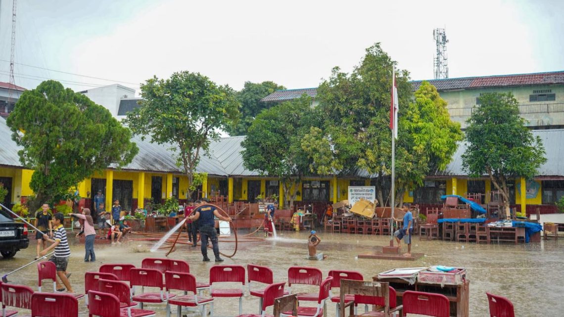 Rico Waas Tinjau Pembersihan SDN 060907 yang Terendam Banjir Semeter Lebih