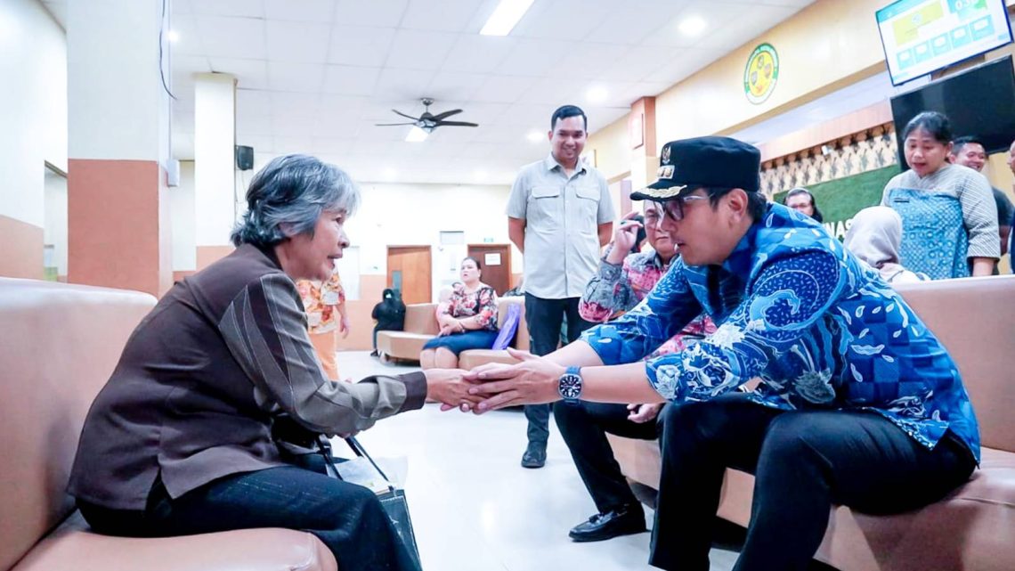 Tinjau Disdukcapil, Rico Waas Instruksikan Layanan Jemput Bola untuk Korban Banjir