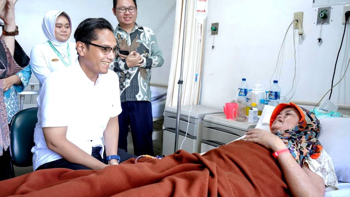 Rico Waas Jenguk Pasien Korban Banjir di RS Hermina