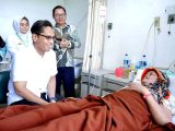Rico Waas Jenguk Pasien Korban Banjir di RS Hermina