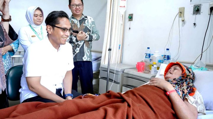 Rico Waas Jenguk Pasien Korban Banjir di RS Hermina
