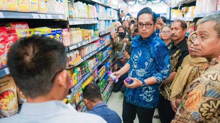 Sidak Pasar Jelang Nataru, Rico Waas Temukan Produk Kadaluwarsa di Supermarket Medan