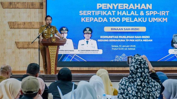 Rico Waas Serahkan Sertifikasi Halal Kepada 100 UMKM