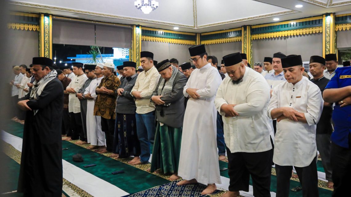 Rico Waas Perkuat Ukhuwah Lewat Tarawih Bersama Warga Medan Selayang