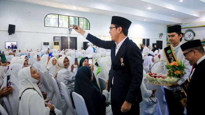 Tepung Tawar Warnai Pelepasan Calon Jemaah Haji Medan, Rico Waas Sampaikan Pesan Menyentuh