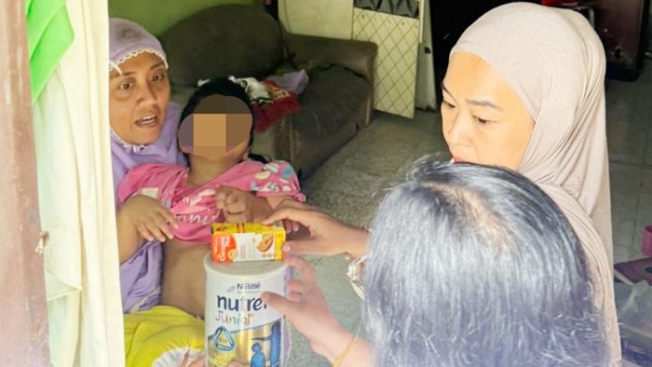 Peringati Hardiknas 2026, Ketua DPRD Medan Salurkan Susu dan Vitamin untuk Balita Stunting