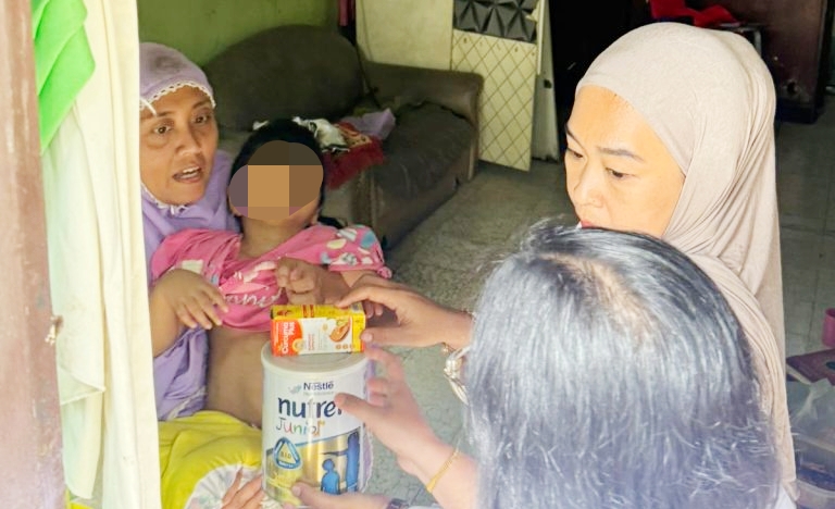 Peringati Hardiknas 2026, Ketua DPRD Medan Salurkan Susu dan Vitamin untuk Balita Stunting